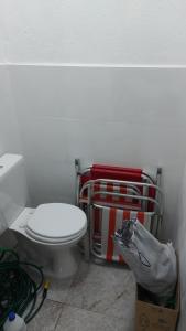 Ένα μπάνιο στο Casa com piscina e espaço churrasco Itanhaem +1 φωτογραφίες