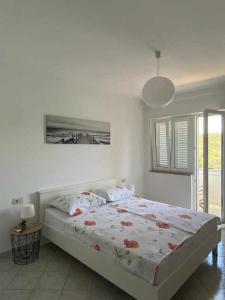 Postel nebo postele na pokoji v ubytování Seafront Apartment Complex in Rab
