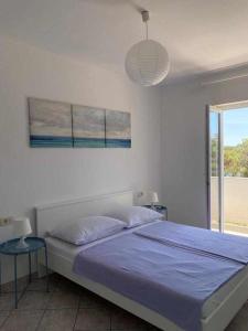 Postel nebo postele na pokoji v ubytování Seafront Apartment Complex in Rab