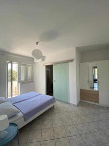 Postel nebo postele na pokoji v ubytování Seafront Apartment Complex in Rab