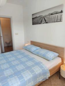 Postel nebo postele na pokoji v ubytování Seafront Apartment Complex in Rab