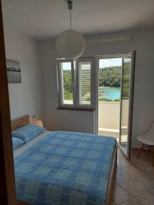 Postel nebo postele na pokoji v ubytování Seafront Apartment Complex in Rab