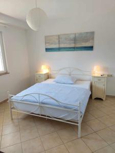 Postel nebo postele na pokoji v ubytování Seafront Apartment Complex in Rab
