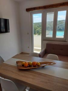 TV a/nebo společenská místnost v ubytování Seafront Apartment Complex in Rab + 37 fotografií