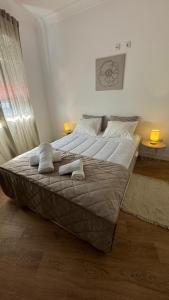 2 ampi letti in una camera da letto con due lampade di Chalé do Tejo a Moita