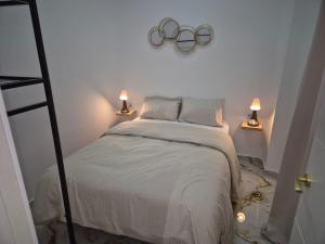 Posteľ alebo postele v izbe v ubytovaní Downtown Apartments