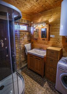 a bathroom with a sink and a shower in a cabin at Zöldfenyő nyaraló, Ferienhaus Tannengrün in Balatonkeresztúr +31 photos