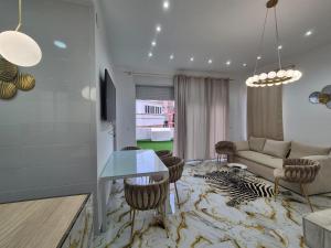 Televízia a/alebo spoločenská miestnosť v ubytovaní Downtown Apartments