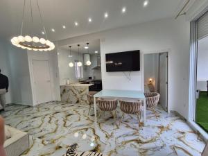 Televízia a/alebo spoločenská miestnosť v ubytovaní Downtown Apartments