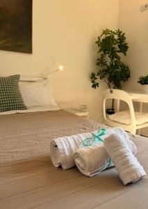 Postel nebo postele na pokoji v ubytování Loft Corso Trieste Free parking & Kitchen