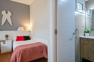 Postel nebo postele na pokoji v ubytování Sarria Attic