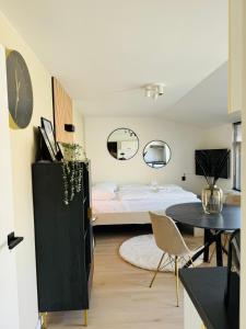 a bedroom with a bed and a table and chairs at Studio 41 Sunshine in Noordwijk aan Zee