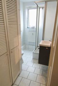 a bathroom with a toilet and a sink and a shower at Zen Hafen 4 - 2 bedrooms - balcony - washing machine in Bremerhaven