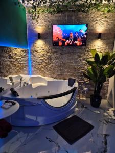TV a/nebo společenská místnost v ubytování AFI Discret Jacuzzi