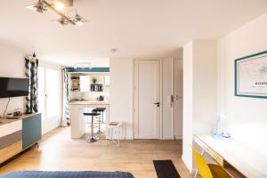 a small apartment with a kitchen and a living room at Le cottage roannais in Roanne