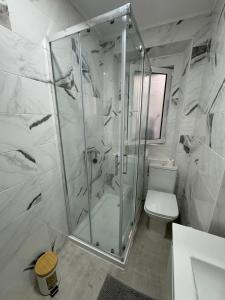 un bagno con doccia e WC di Chalé do Tejo a Moita Altre 38 foto