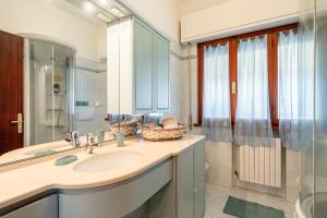a bathroom with a sink and a shower at La Casina Di Loriana in Altopascio +11 photos