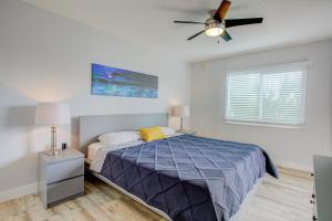 セント・オーガスティンにあるOceanside complex B35 1 Bed 1 Bath Heated Poolのベッドと天井扇風機のある寝室 +52枚の写真