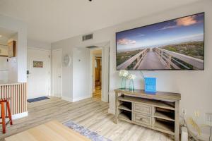セント・オーガスティンにあるOceanside complex B35 1 Bed 1 Bath Heated Poolのリビングルーム(壁に大型テレビ付)
