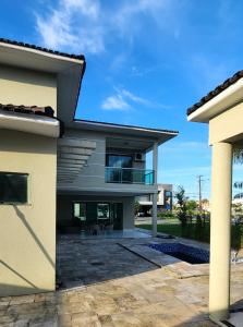 a house with a balcony and a patio at Casa de alto padrão para COP30 in Belém