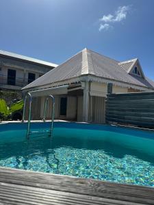 Πισίνα στο ή κοντά στο Bungalow Marie
