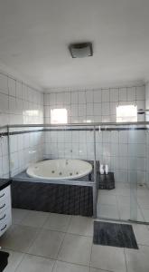 a large white bathroom with a tub in it at Casa de alto padrão para COP30 in Belém