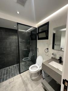 Баня в Amara - Almalqa 3BR Aprt R4