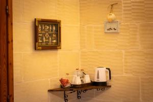 a wall with a shelf with a coffee maker on it at Il figolla b&b in Xagħra