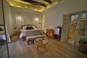 Postel nebo postele na pokoji v ubytování Bell & Beam - A Timeless Gozitan Stay in Victoria