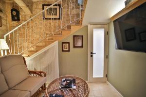 TV a/nebo společenská místnost v ubytování Bell & Beam - A Timeless Gozitan Stay in Victoria