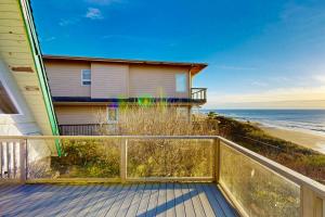 a house on a balcony with the ocean at Pirate's Paradise in Lincoln City