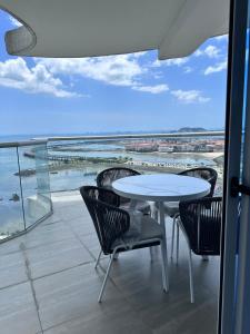 Balkón nebo terasa v ubytování A resort style apartment with ocean views with two bedrooms