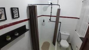 Un baño con ducha y un inodoro. en Habitación en La Macarena-Centro, en Bogotá 15 fotos más