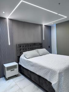 Postel nebo postele na pokoji v ubytování A resort style apartment with ocean views with two bedrooms