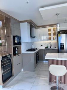 Kuchyň nebo kuchyňský kout v ubytování A resort style apartment with ocean views with two bedrooms