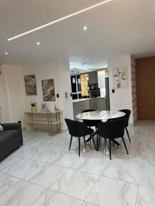 Posezení v ubytování A resort style apartment with ocean views with two bedrooms
