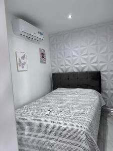 Postel nebo postele na pokoji v ubytování A resort style apartment with ocean views with two bedrooms