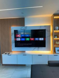 TV a/nebo společenská místnost v ubytování A resort style apartment with ocean views with two bedrooms