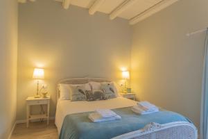 Giường trong phòng chung tại Jacuzzi vista lago - Country House Bellosguardo