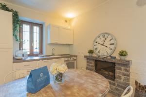 Nhà bếp/bếp nhỏ tại Jacuzzi vista lago - Country House Bellosguardo