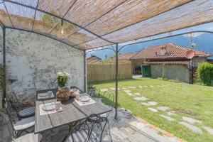 Vườn quanh Jacuzzi vista lago - Country House Bellosguardo