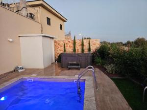 a swimming pool in the backyard of a house at Casa Galilea חופשה גלילית עם בריכה פרטית וג'קוזי in Parod
