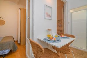 a room with a table with two plates of food on it at Playa a pie y a 15 minutos de Ramblas y Plaza Catalunya en metro in Sant Adria de Besos