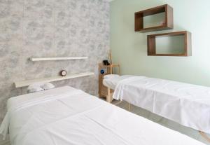 Una cama o camas en una habitación de Hotel Velvet Plaza