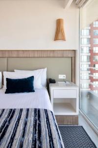 Una cama o camas en una habitación de Hotel Velvet Plaza