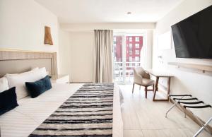 Una cama o camas en una habitación de Hotel Velvet Plaza