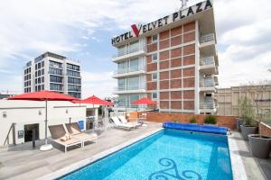 La alberca dentro o cerca de Hotel Velvet Plaza