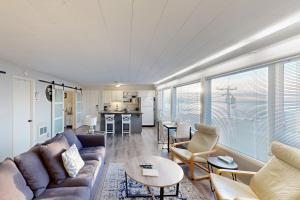 una sala de estar con un sofá y una mesa en Wycliff Beach Condo, en Lincoln City