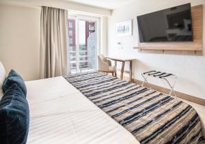 Una cama o camas en una habitación de Hotel Velvet Plaza