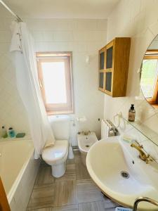 a bathroom with a sink and a toilet and a tub at Vistas y Golf en Adosado Pedreña in Pedreña +53 photos